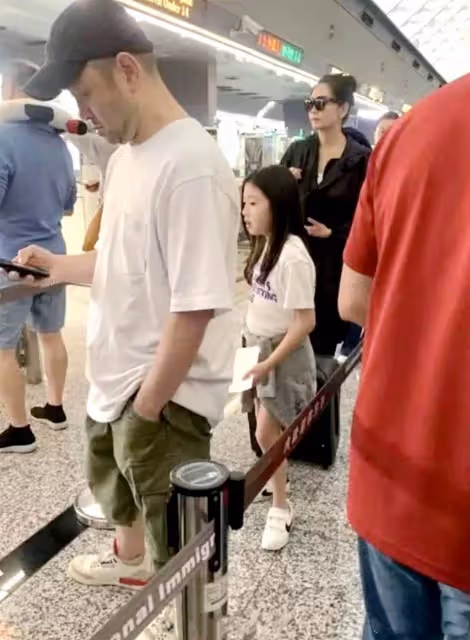 邱淑貞小女兒時隔3年再出鏡!出落得亭亭玉立,長相甜美可人,網友:越來越像媽媽