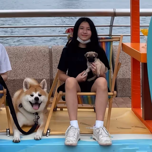邱淑貞小女兒時隔3年再出鏡!出落得亭亭玉立,長相甜美可人,網友:越來越像媽媽