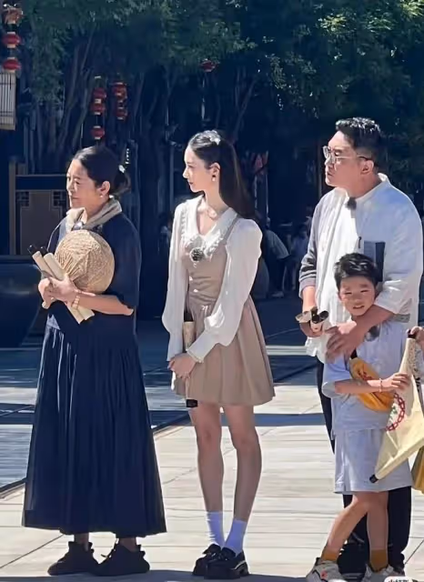 63歲倪萍拍節目被偶遇，吃冰淇淋搖蒲扇解暑，和何冰合影狀態佳