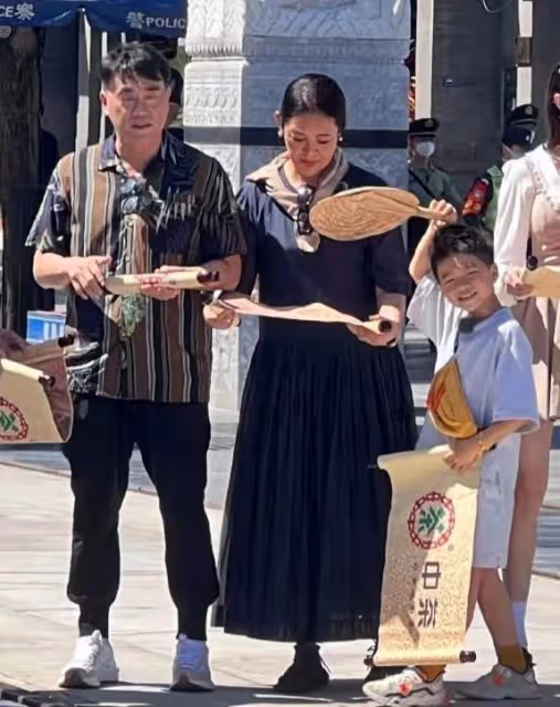 63歲倪萍拍節目被偶遇，吃冰淇淋搖蒲扇解暑，和何冰合影狀態佳