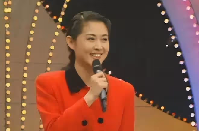 63歲倪萍拍節目被偶遇，吃冰淇淋搖蒲扇解暑，和何冰合影狀態佳