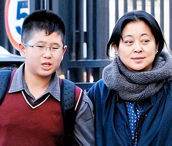63歲倪萍拍節目被偶遇,吃冰淇淋搖蒲扇解暑,和何冰合影狀態佳