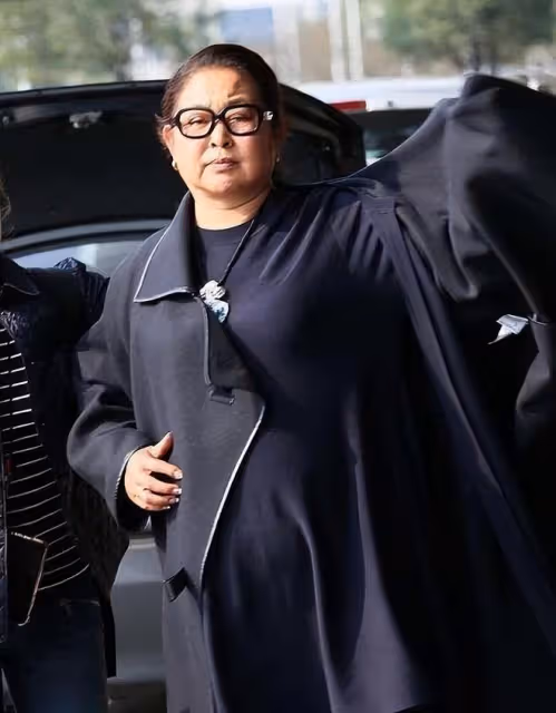 63歲倪萍拍節目被偶遇,吃冰淇淋搖蒲扇解暑,和何冰合影狀態佳