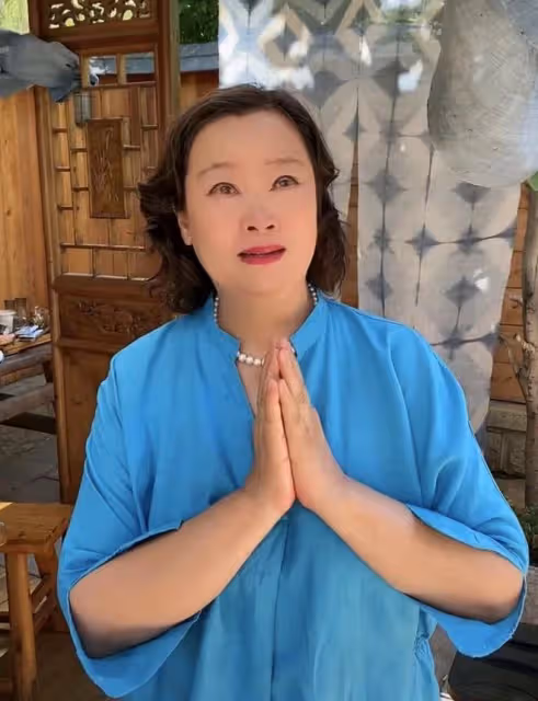 67歲戲骨方青卓罕見失態,在父親忌日公開悼念,泣不成聲引淚目