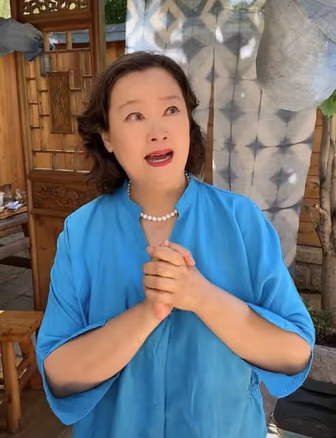 67歲戲骨方青卓罕見失態,在父親忌日公開悼念,泣不成聲引淚目