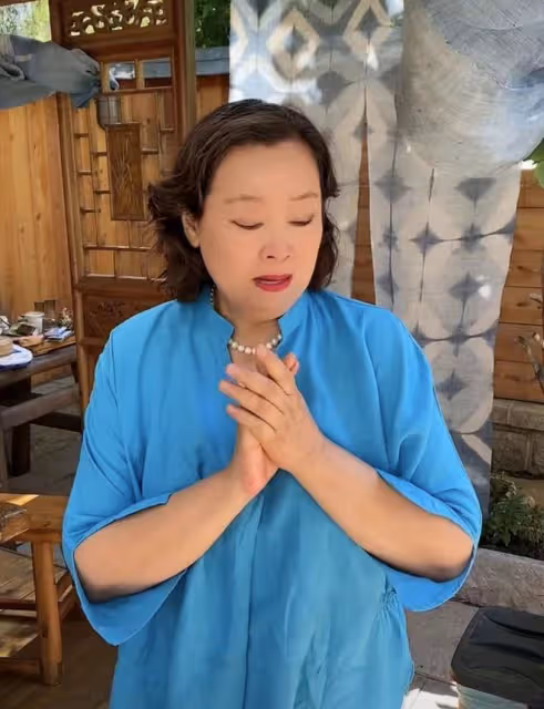 67歲戲骨方青卓罕見失態,在父親忌日公開悼念,泣不成聲引淚目
