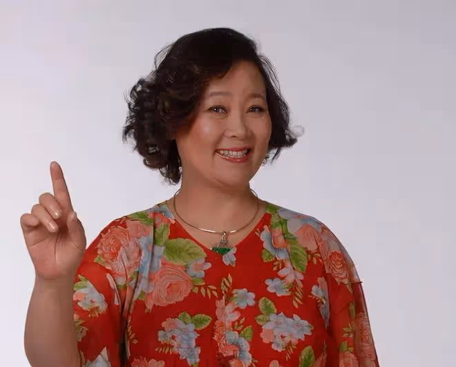 67歲戲骨方青卓罕見失態,在父親忌日公開悼念,泣不成聲引淚目