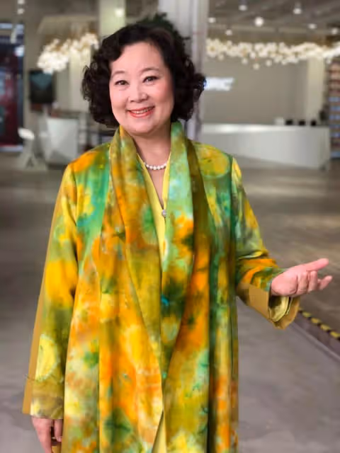 67歲戲骨方青卓罕見失態,在父親忌日公開悼念,泣不成聲引淚目