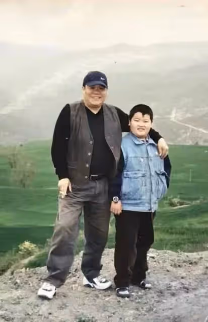 67歲戲骨方青卓罕見失態,在父親忌日公開悼念,泣不成聲引淚目