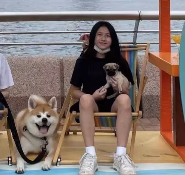 邱淑貞小女兒罕見露面,穿短褲秀大長腿,素顏出鏡五官與媽媽相似