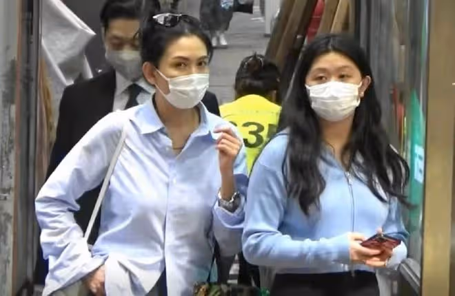 邱淑貞小女兒罕見露面,穿短褲秀大長腿,素顏出鏡五官與媽媽相似