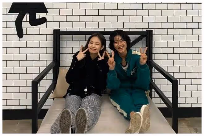 Jennie真的有「社牛症」?The Weeknd、海狸竟都是她的隱藏好友?