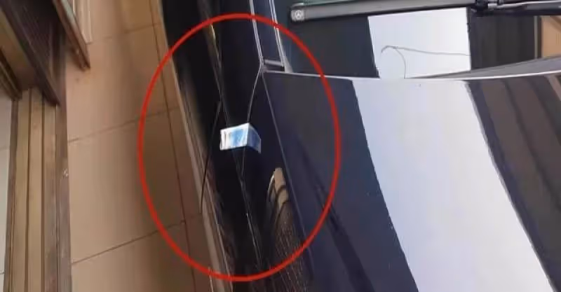 車子門縫突被塞千元紙鈔，讓他發毛問「可以拿嗎？」網友極力阻止：千萬別碰！