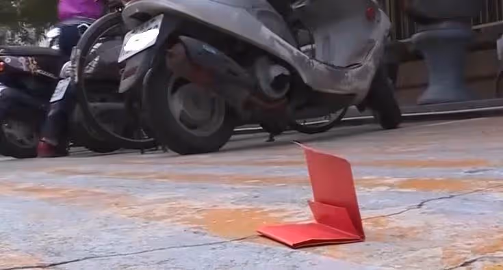 車子門縫突被塞千元紙鈔,讓他發毛問「可以拿嗎?」網友極力阻止:千萬別碰!