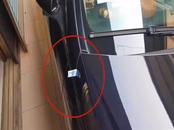 車子門縫突被塞千元紙鈔,讓他發毛問「可以拿嗎?」網友極力阻止:千萬別碰!