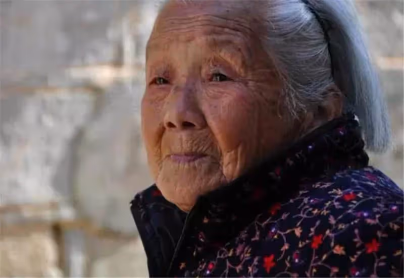 56歲拾荒阿嬤撿到棄嬰辛苦養大,祖孫二人相依為命,女孩寒窗苦讀考上大學,正為高額學費苦惱,家門口來了一排警車