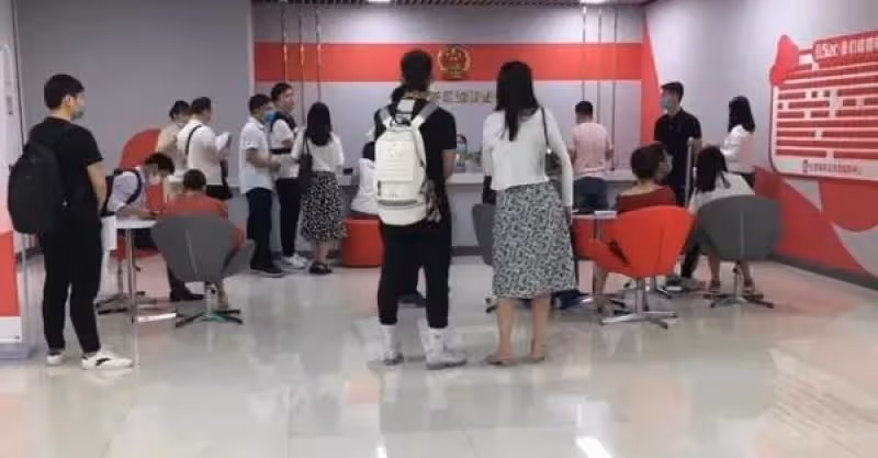 去登記結婚！男友走到角落「蹲下綁鞋帶」打掃阿姨說：姑娘，這婚結不得