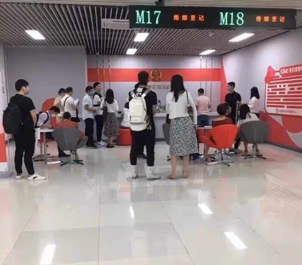 去登記結婚!男友走到角落「蹲下綁鞋帶」打掃阿姨說:姑娘,這婚結不得