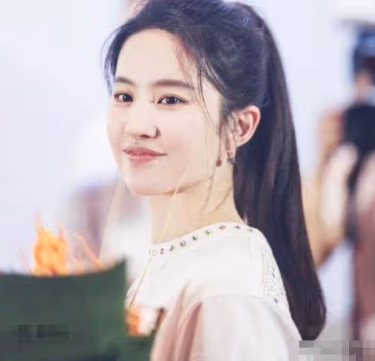 劉亦菲坦言上學時沒人追求?看到她的「泳裝照」,網友驚呼:要我我也不會追