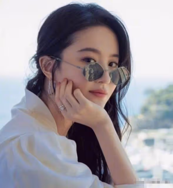 劉亦菲坦言上學時沒人追求?看到她的「泳裝照」,網友驚呼:要我我也不會追