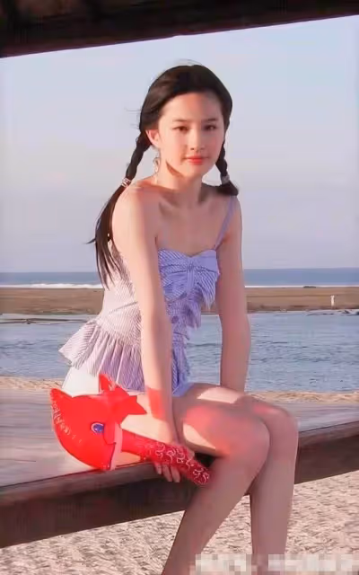 劉亦菲坦言上學時沒人追求?看到她的「泳裝照」,網友驚呼:要我我也不會追
