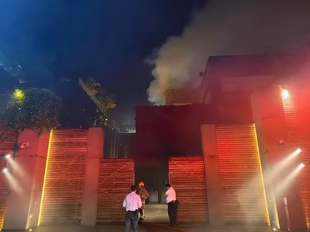 林青霞在香港豪宅突發大火!現場火勢兇猛濃煙滾滾,損失可能過億