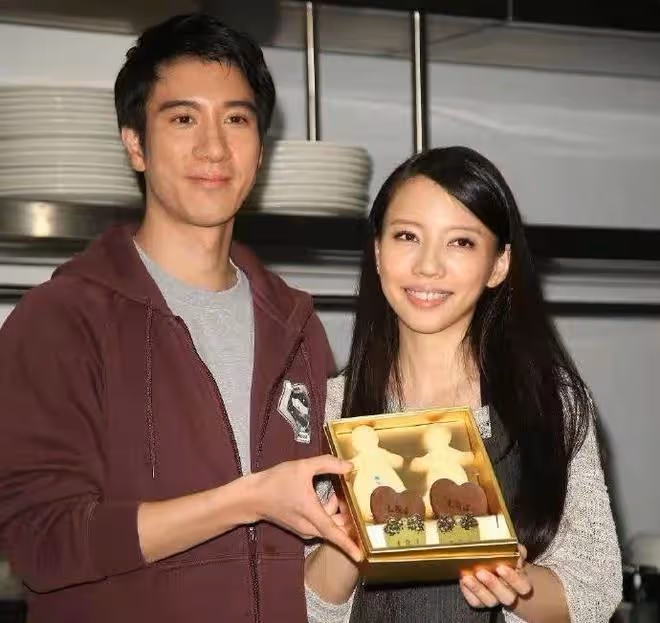 傳王力宏離婚案新進展,李靚蕾被判藐視法庭,女方回應:傳言不實