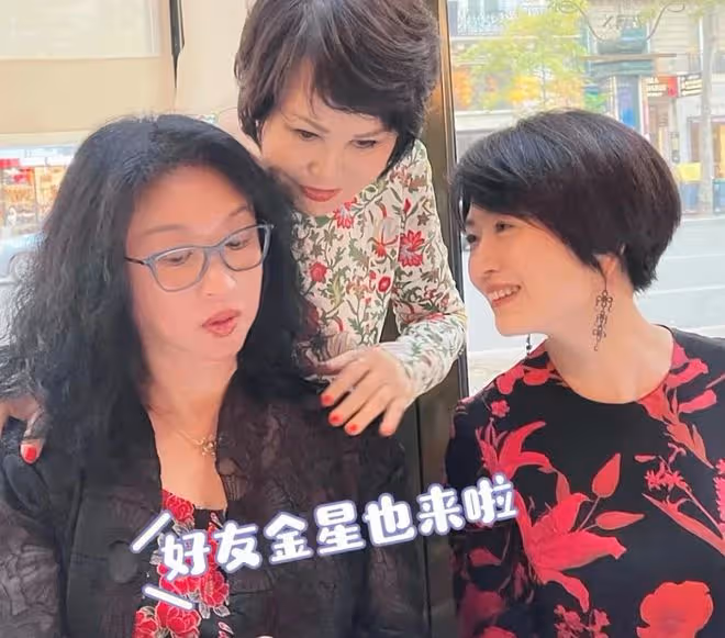 金星巴黎參加闊太聚會!54歲容光煥發,吃法式大餐喝紅酒生活愜意
