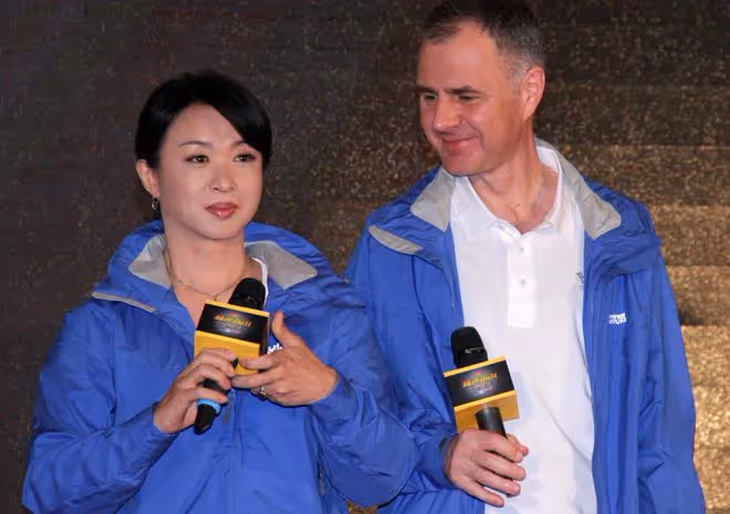 金星巴黎參加闊太聚會!54歲容光煥發,吃法式大餐喝紅酒生活愜意