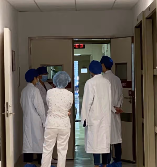 楊洋在醫院的照片曝光,疑似為新劇準備,大家期待他演醫生嗎?