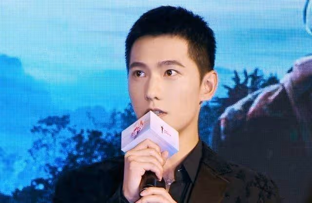 楊洋在醫院的照片曝光,疑似為新劇準備,大家期待他演醫生嗎?
