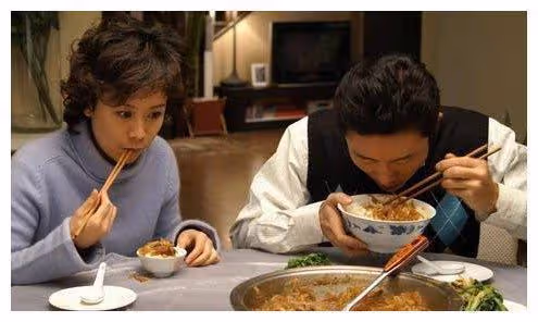 回婆家坐月子,被要求交房租伙食費,結果男方全家丟盡了臉面