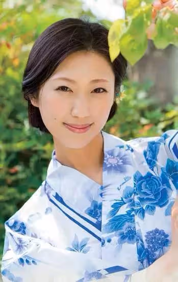 當眾脫掉內褲的壇蜜，比蒼井空還「奔放」，讓人「欲罷不能」