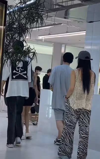 王思聰帶女友做頭髮被拍!兩人疑似已同居,女方黑料遭都美竹起底