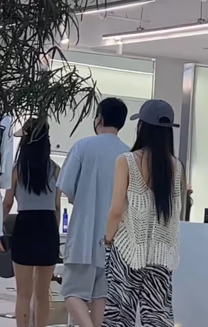 王思聰帶女友做頭髮被拍!兩人疑似已同居,女方黑料遭都美竹起底