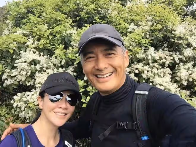 67歲周潤發近照曝光!滿頭銀髮面容消瘦仍帥氣,儒雅平和被贊正氣