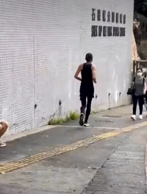67歲周潤發近照曝光!滿頭銀髮面容消瘦仍帥氣,儒雅平和被贊正氣