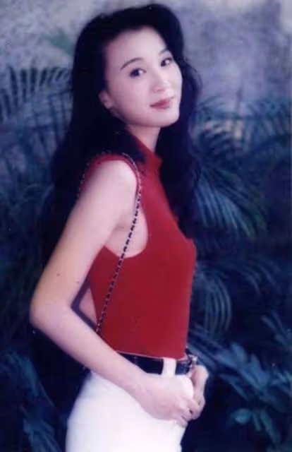 53歲「台灣第一美女」蕭薔近照曝光!現身活動「瘦如紙片人」走路靠助理扶 自曝每頓飯只吃兩口
