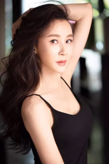 53歲「台灣第一美女」蕭薔近照曝光!現身活動「瘦如紙片人」走路靠助理扶 自曝每頓飯只吃兩口