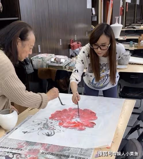 53歲「台灣第一美女」蕭薔近照曝光!現身活動「瘦如紙片人」走路靠助理扶 自曝每頓飯只吃兩口