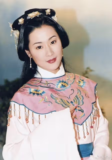罹癌淡出20年!《施公奇案》侯炳瑩「53歲臉蛋神凍齡」近照曝光 溫柔氣質「乍看神似李英愛」全網驚豔