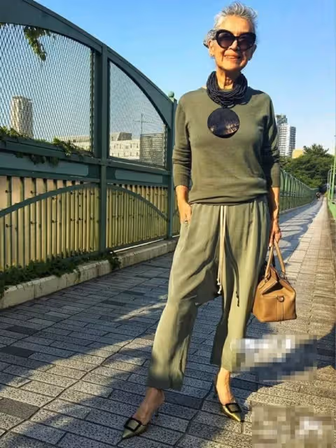 有皺紋又怎樣!網紅奶奶年過70「滿頭白髮堅持不染」氣質超優雅「穿搭超時髦」狂吸6萬粉:保持年輕的心