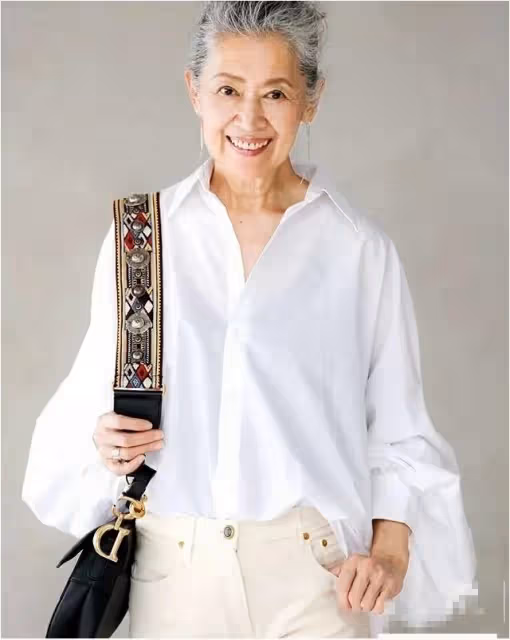 有皺紋又怎樣!網紅奶奶年過70「滿頭白髮堅持不染」氣質超優雅「穿搭超時髦」狂吸6萬粉:保持年輕的心