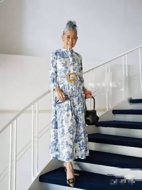 有皺紋又怎樣!網紅奶奶年過70「滿頭白髮堅持不染」氣質超優雅「穿搭超時髦」狂吸6萬粉:保持年輕的心