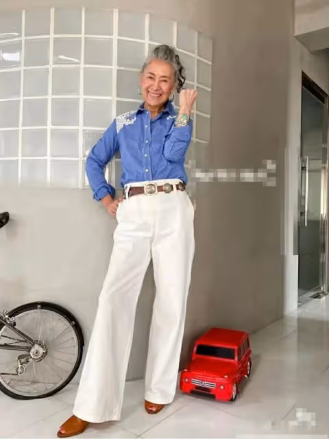 有皺紋又怎樣!網紅奶奶年過70「滿頭白髮堅持不染」氣質超優雅「穿搭超時髦」狂吸6萬粉:保持年輕的心