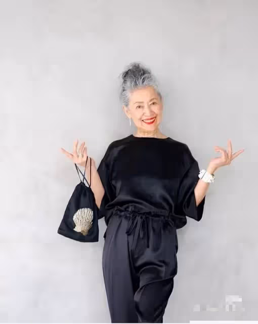 有皺紋又怎樣!網紅奶奶年過70「滿頭白髮堅持不染」氣質超優雅「穿搭超時髦」狂吸6萬粉:保持年輕的心