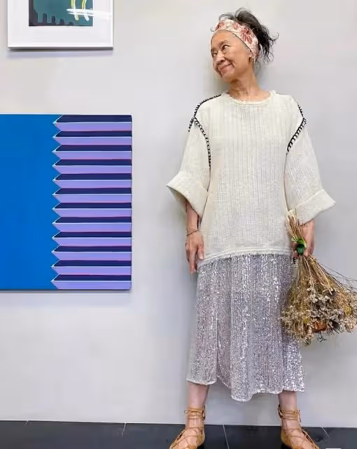 有皺紋又怎樣!網紅奶奶年過70「滿頭白髮堅持不染」氣質超優雅「穿搭超時髦」狂吸6萬粉:保持年輕的心