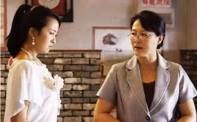 小姑結婚,婆婆要我送房子給小姑當嫁妝,還說不給就叫老公跟我失婚!我拿出一張紙,婆婆嚇的連忙道歉!