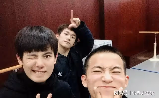 易烊千璽剛畢業就考上編制,入職國家話劇院,鐵飯碗和撈金兩不誤