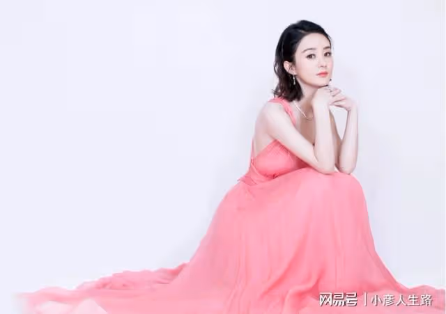 離婚後開掛逆襲,被央媒表揚的趙麗穎,到底有多厲害?
